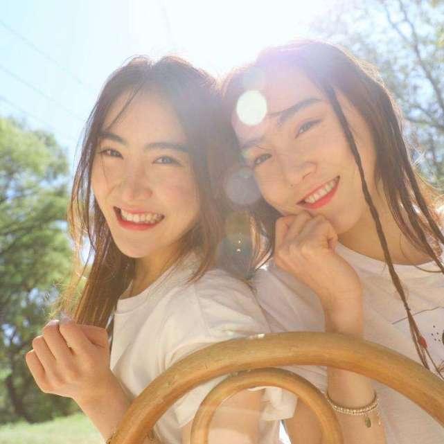 网红双胞胎地铁一字马,网红双胞胎惊艳一字马秀